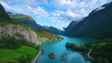 Lago-Lovatnet-Hermosa-Naturaleza-Noruega.