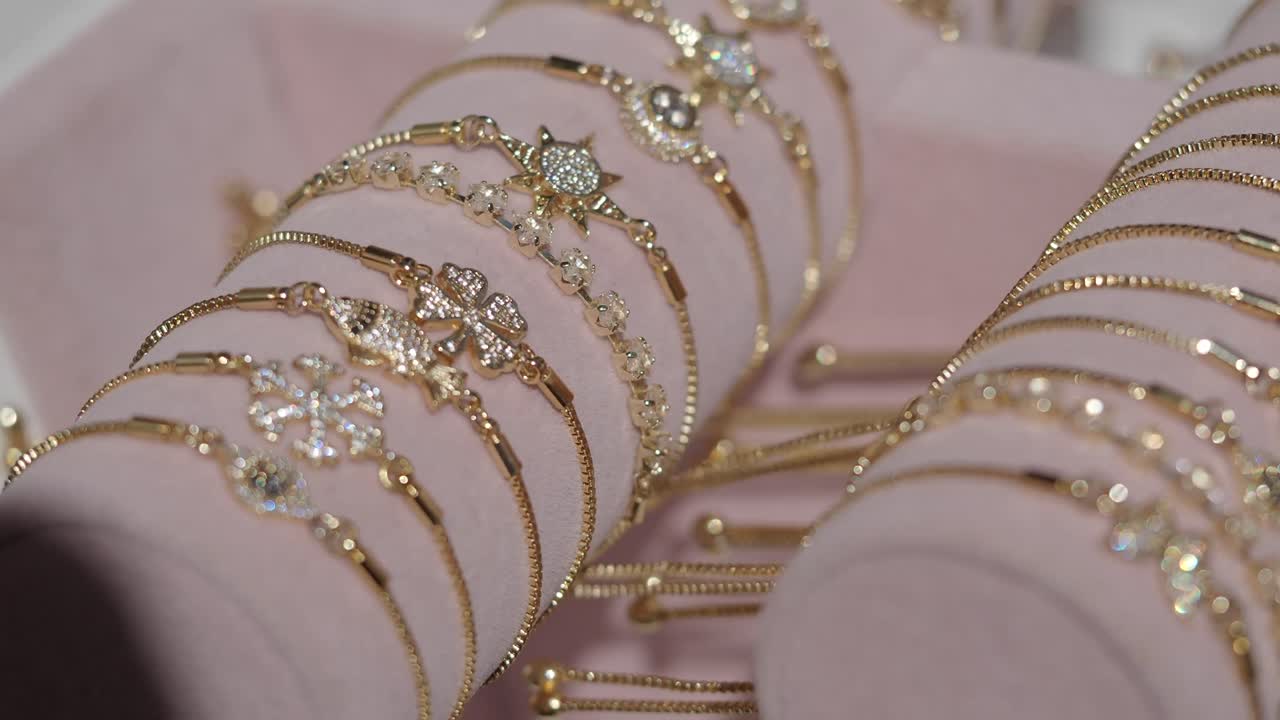 Pulseras de oro en exhibición