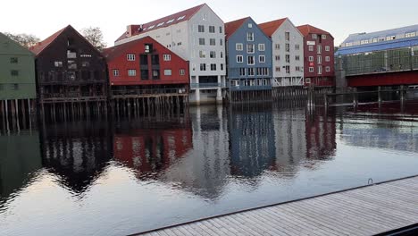 famosos edificios coloridos en el río nivelda