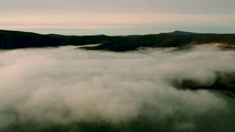 Dicke-Wolkendecke-Am-Berg-Katalonien-Spanien