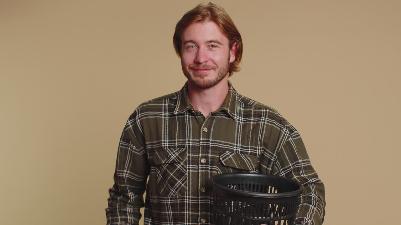 hombre sonriente despegando, tirando gafas a la basura después de la terapia de tratamiento con láser de visión