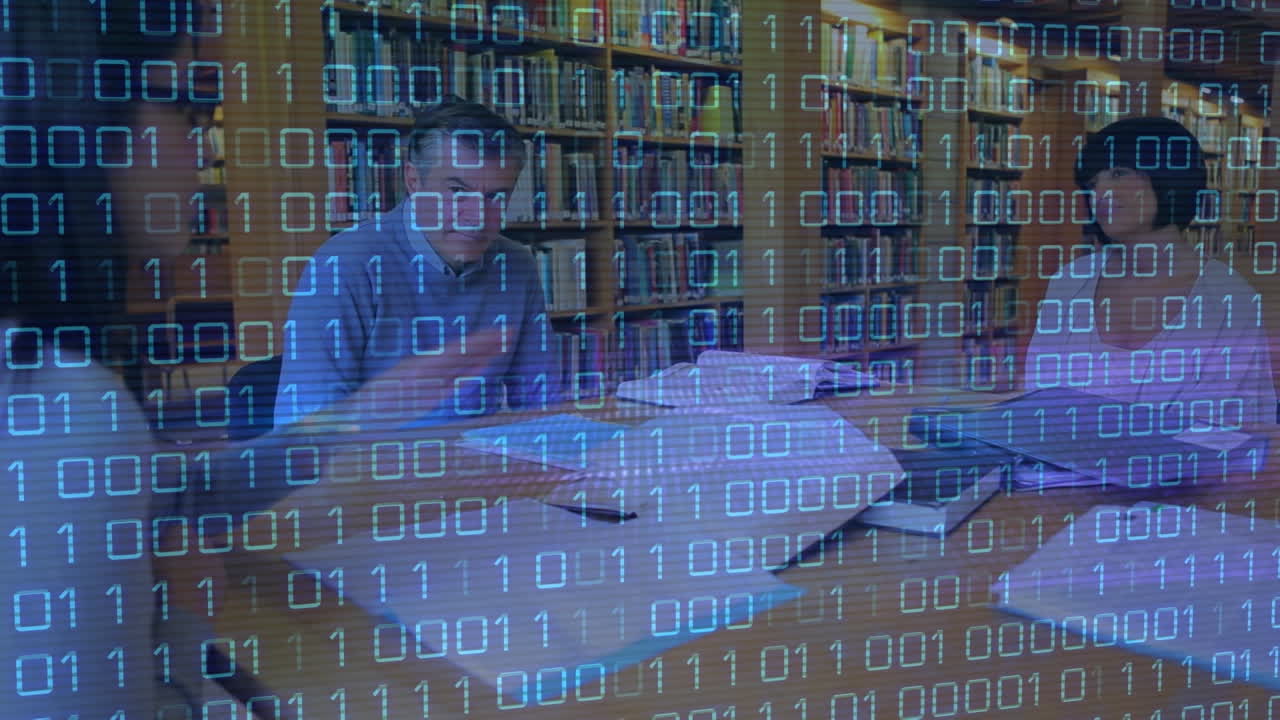 animación de iconos de seguridad y procesamiento de datos sobre las manos con personas de negocios que usan auriculares