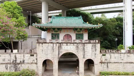 Pok-Ngar-Villa-Restos-De-La-Puerta-De-Entrada-Adornada,-área-De-Sha-Tin-En-Hong-Kong,-Vista-Aérea