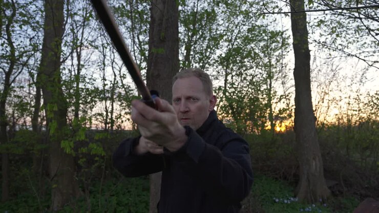 Jeger som sikter med våpenet sitt mot kameraet – vidvinkelbilde