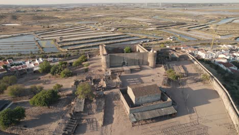 castillo medieval morisco, castro marim, algarve, portugal, toma aérea en órbita