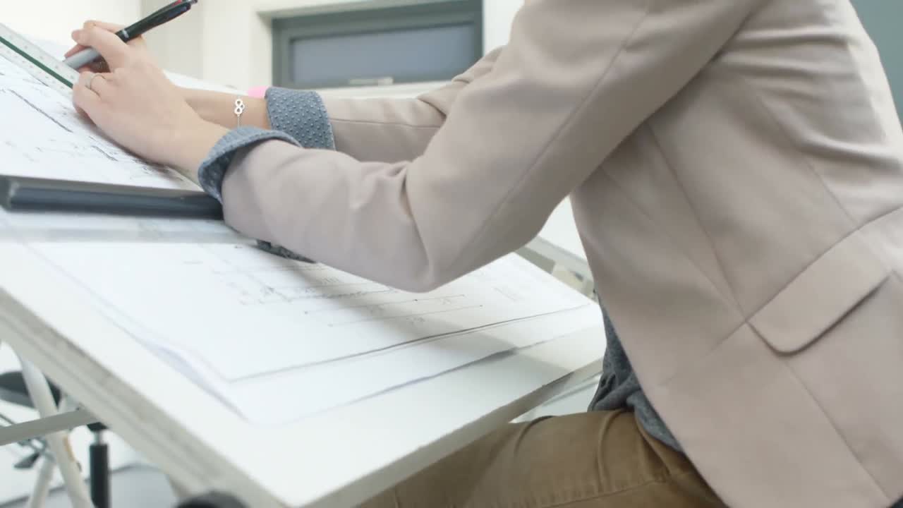 블루프린트 4k에서 일하는 여성 임원