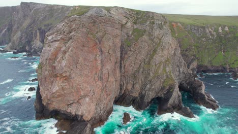 Fliegen-In-Richtung-Der-Spitze-Der-Carrowteige-Klippen