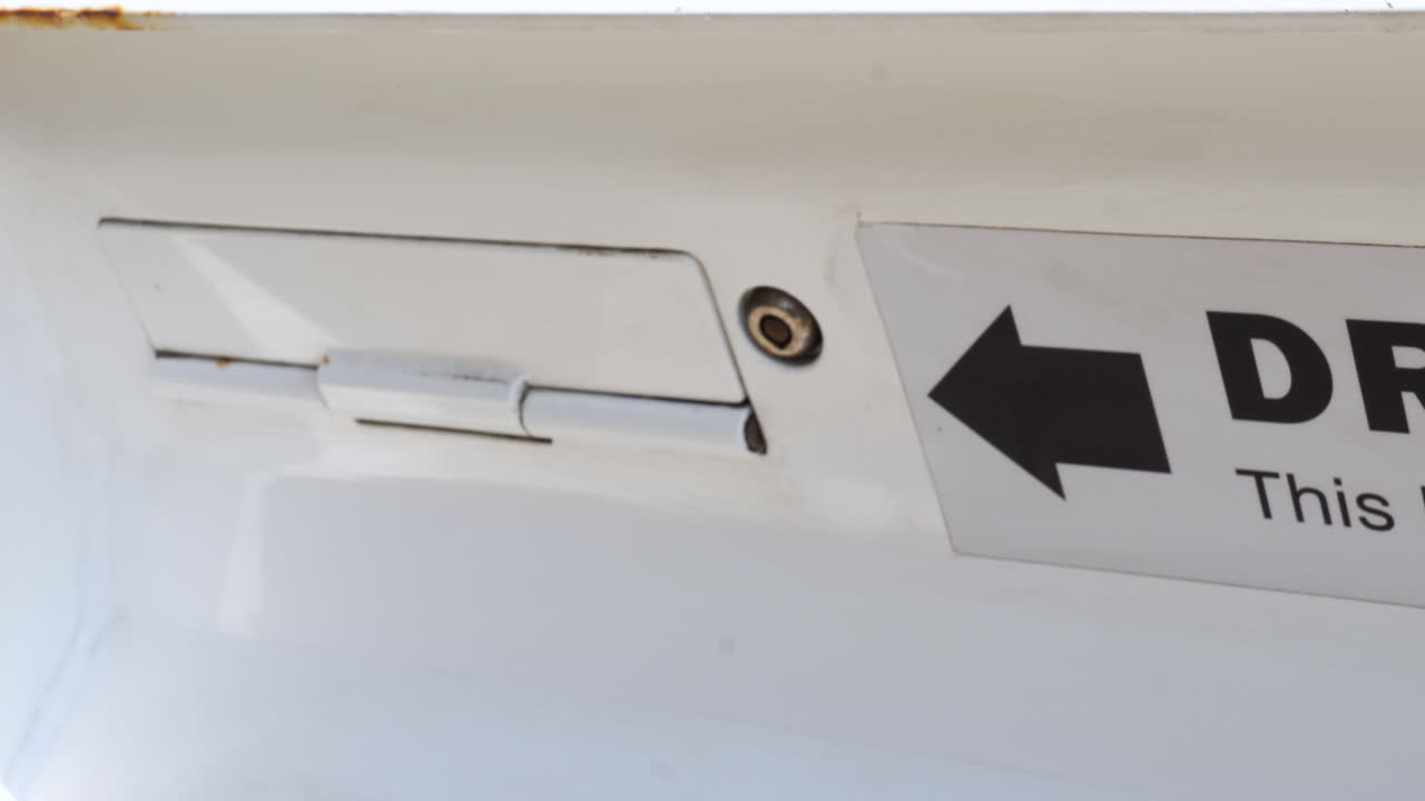 casilla de votación por correo ranura de correo para cartas electorales cerrar con flecha apuntando