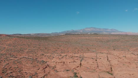 dron panorámico a la derecha con vistas al desierto