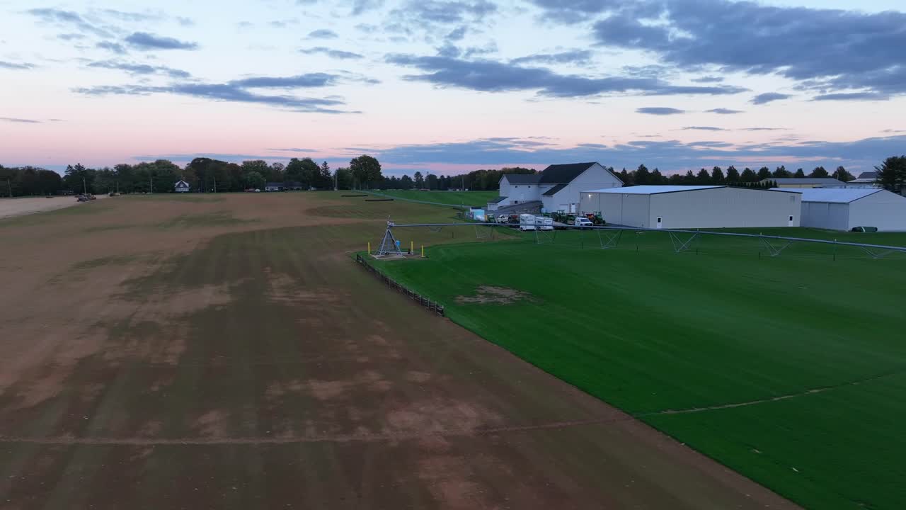 잔디 잔디 농장의 물 관개 시스템