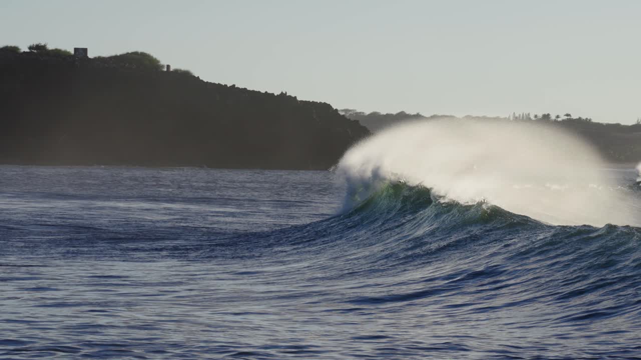 hermosas olas del océano en cámara lenta chocando y rompiendo en la orilla del mar en hawaii