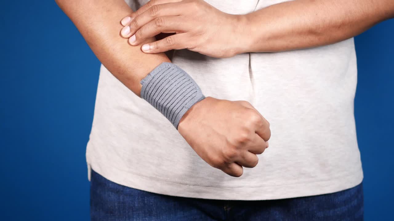 persona con un vendaje de apoyo de muñeca