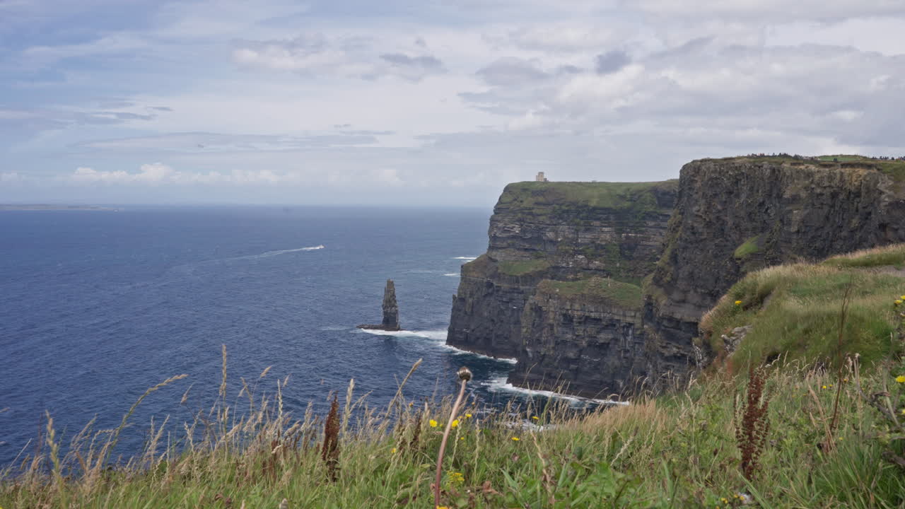 acantilados de moher en un hermoso día de verano en irlanda