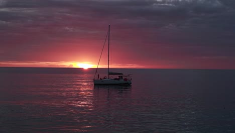 Segler-Genießen-Den-Orangefarbenen,-Wolkigen-Sonnenuntergang