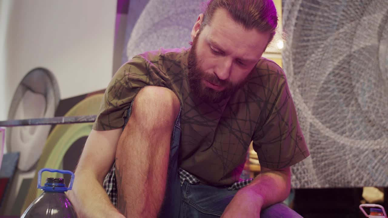 un pintor talentoso está filtrando pinturas