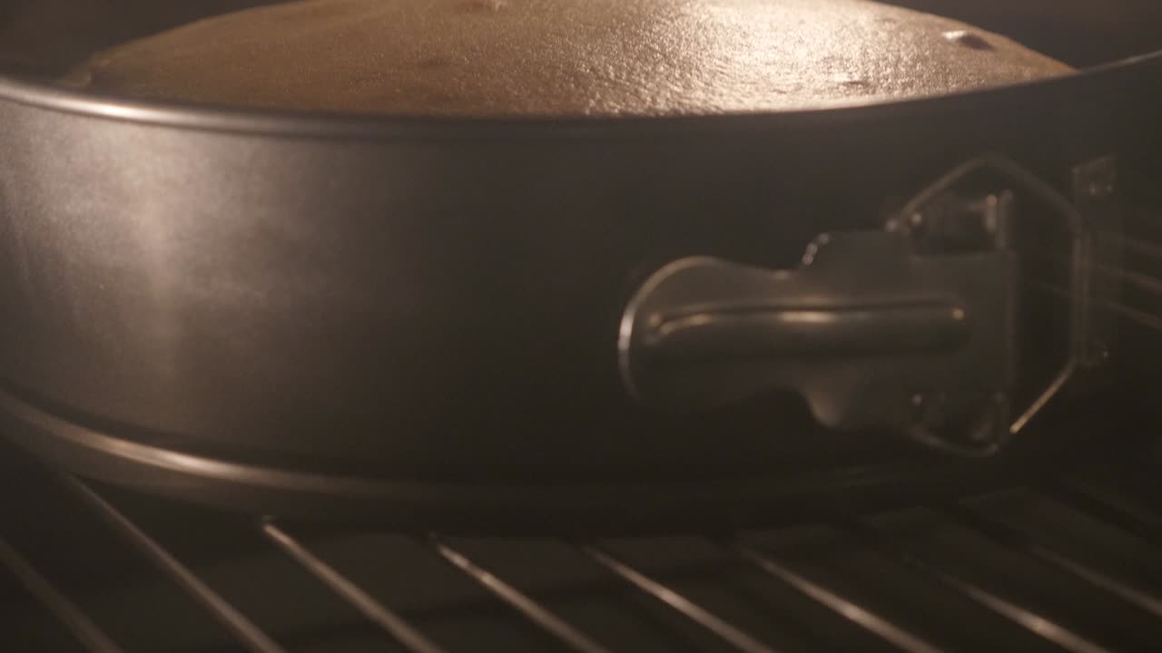 Langsom tilt på julefestkage i rund bageform 4K 2160p UHD-optagelser - Tilt på tændt ovn med bagt æbletærte 3840X2160 UltraHD-video