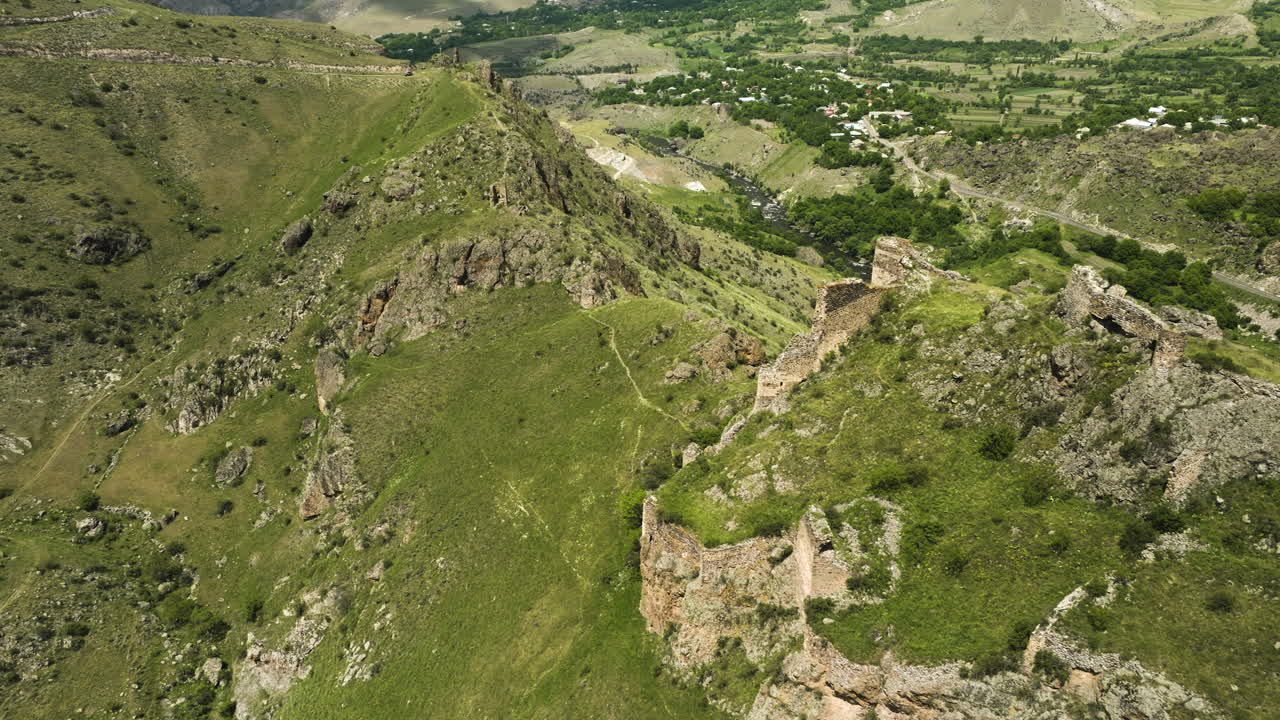 paisaje pintoresco con ruinas históricas de la fortaleza tmogvi en la cima de una colina cerca del río mtkvari en georgia