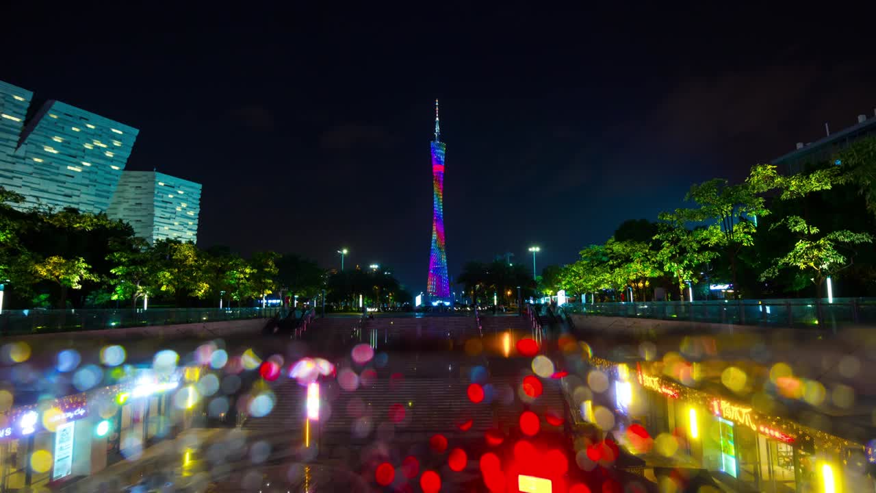 밤빛 비가 내리는 유리 광저우 시 칸톤 타워 흐릿한 파노라마 4k 타임스 중국