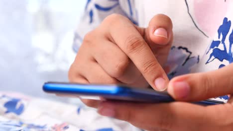 persona que utiliza un teléfono inteligente