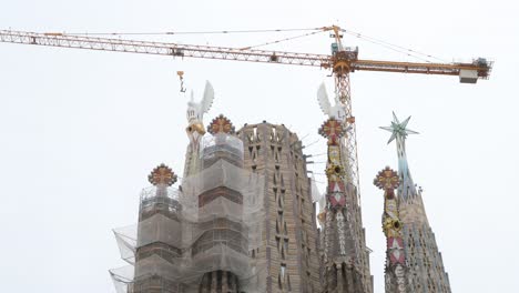 vista inclinada hacia abajo de las torres de la sagrada familia en construcción