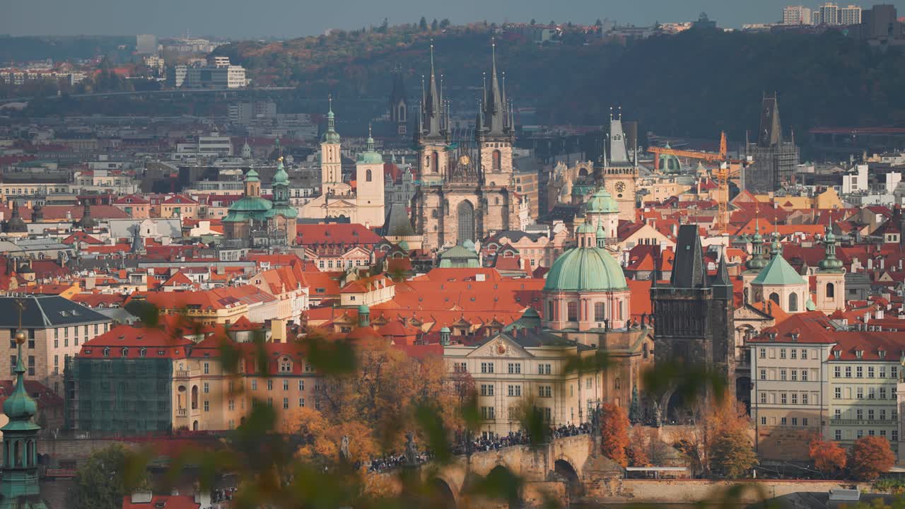 Skyline panoramico di Praga, che evidenzia tetti rossi, cupole verdi e il Ponte Carlo in primo piano. Video parallasse.