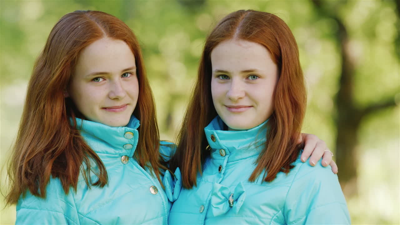 primer plano, retrato, de, dos, feliz, hermanas, gemelos, 1