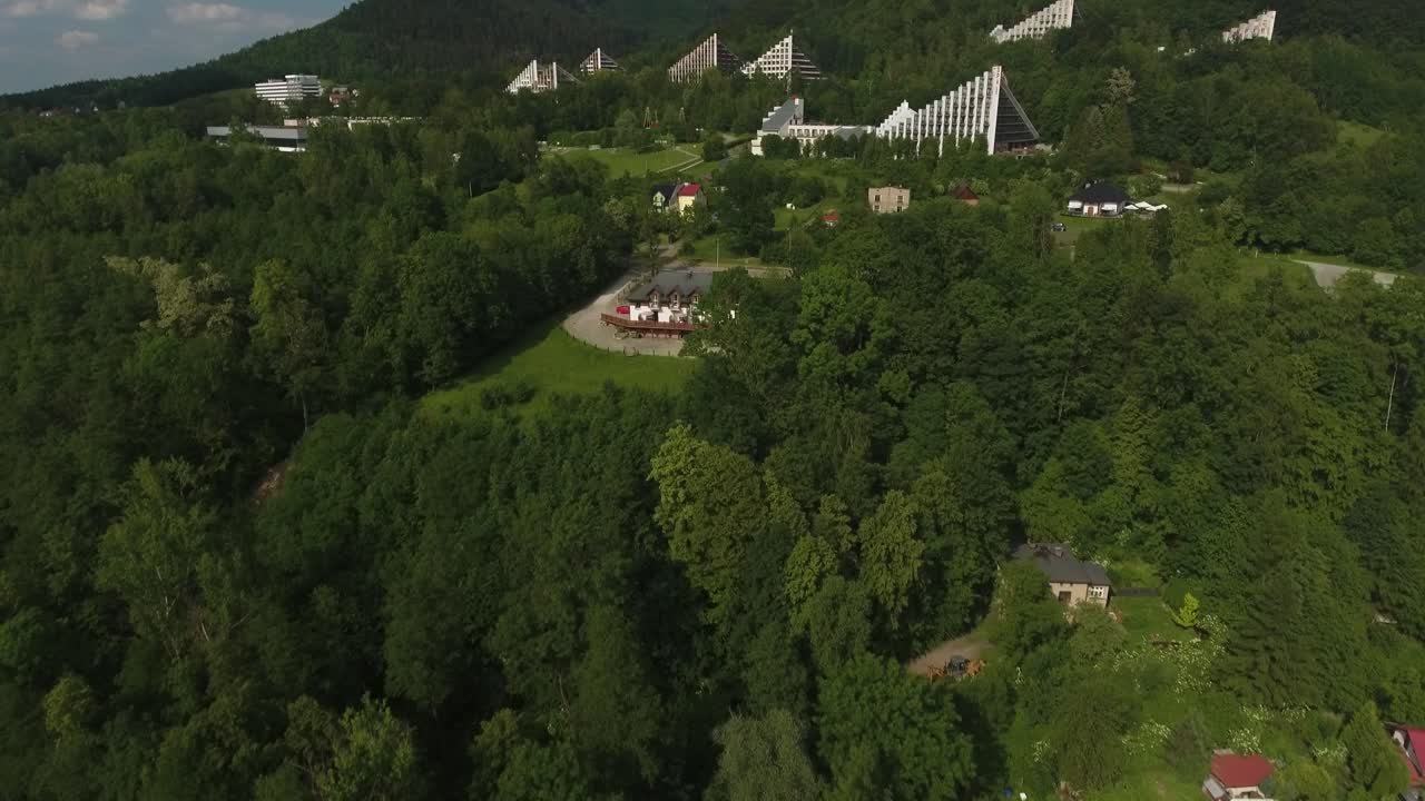 hoteles en forma de pirámide construidos durante la era comunista en un pueblo de montaña en polonia durante el verano