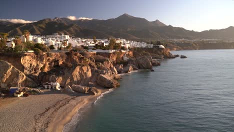 impresionantes vistas hacia las villas blancas en los acantilados junto al océano durante las primeras horas de la mañana