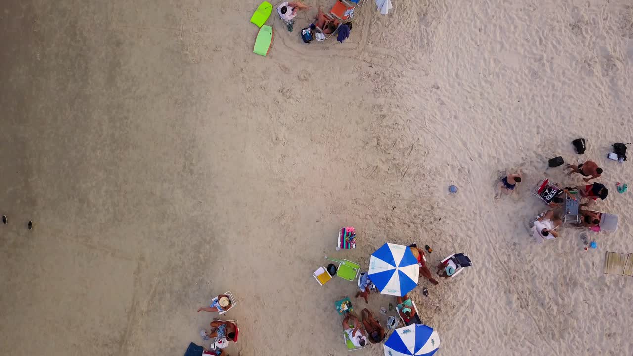 우산과 사람들이 즐기는 브라질의 인기 있는 해변의 상단에서 아래로 찍은 사진