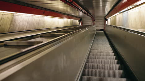 escalera mecánica en una estación de metro
