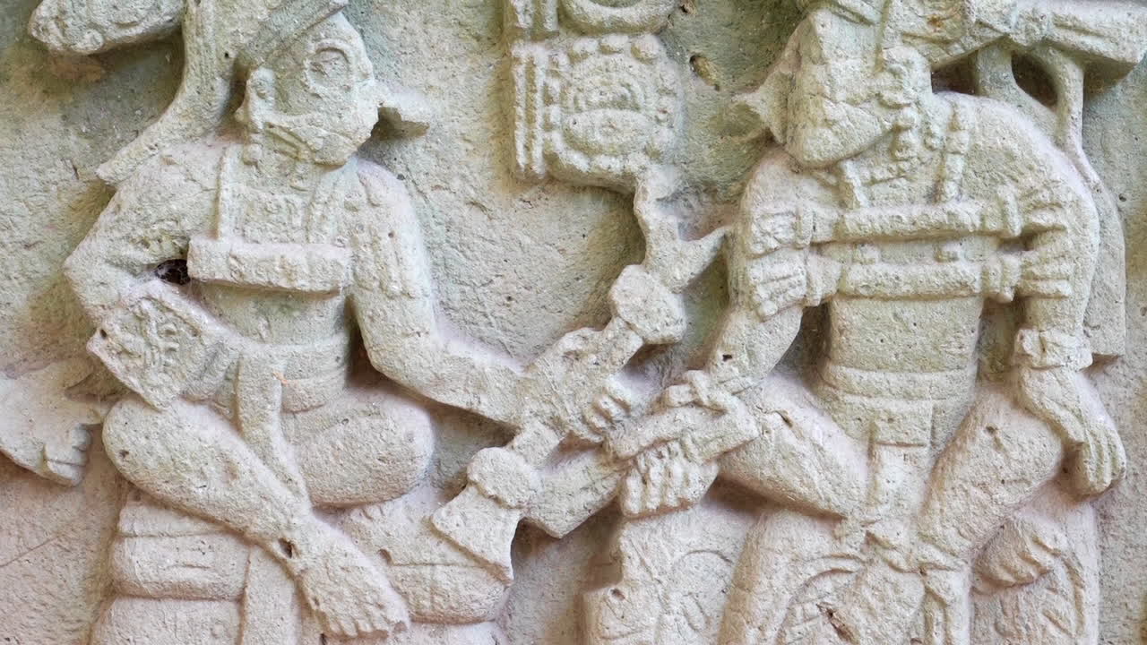 cerrar y inclinar los movimientos sobre una piedra maya anhelada en copan