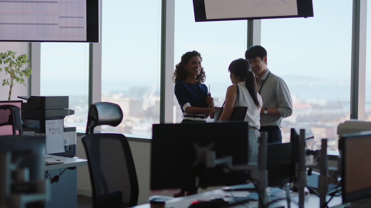 personas de negocios que se dan la mano consultoras que se reúnen con clientes internacionales saludando con un apretón de manos planeando un acuerdo de asociación ejecutivo corporativo trabajando con los accionistas en la oficina