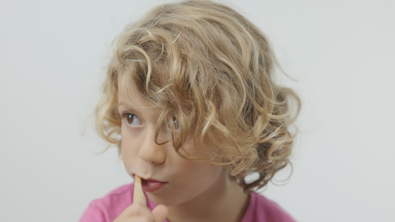 una niña pequeña cepillándose los dientes.