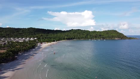 órbita-Aérea-Sobre-Un-Complejo-Turístico-Frente-Al-Mar-Con-Una-Hermosa-Playa-De-Arena,-Isla-De-Phu-Quoc,-Vietnam