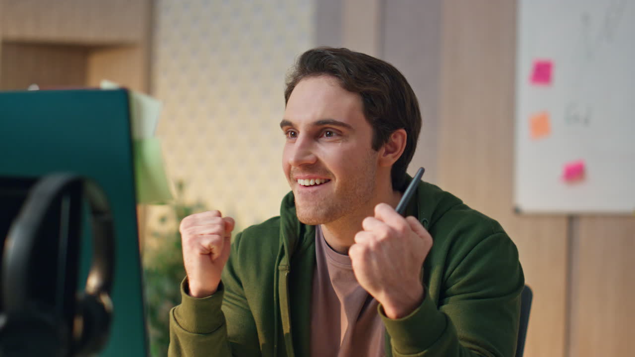 diseñador emocionado celebrando el éxito en la oficina de primer plano. hombre feliz triunfando