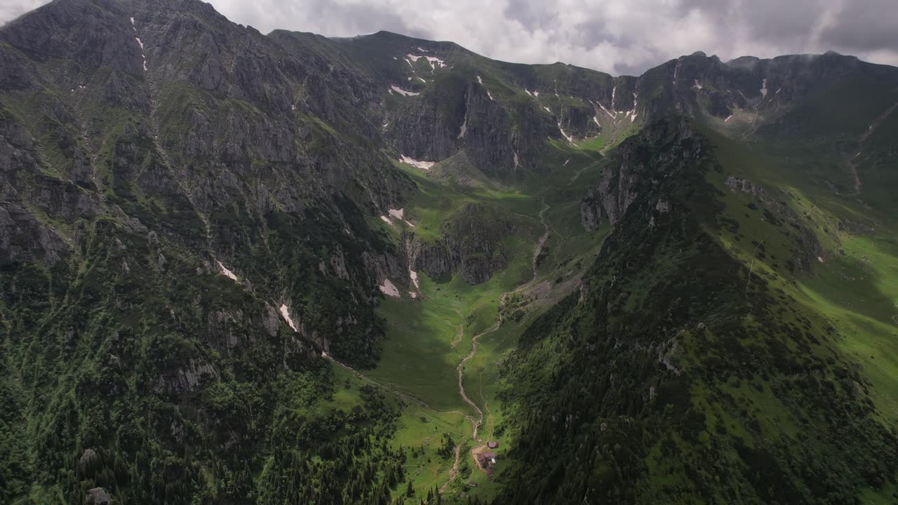 las exuberantes montañas bucegi con espectaculares valles y picos, verano, vista aérea