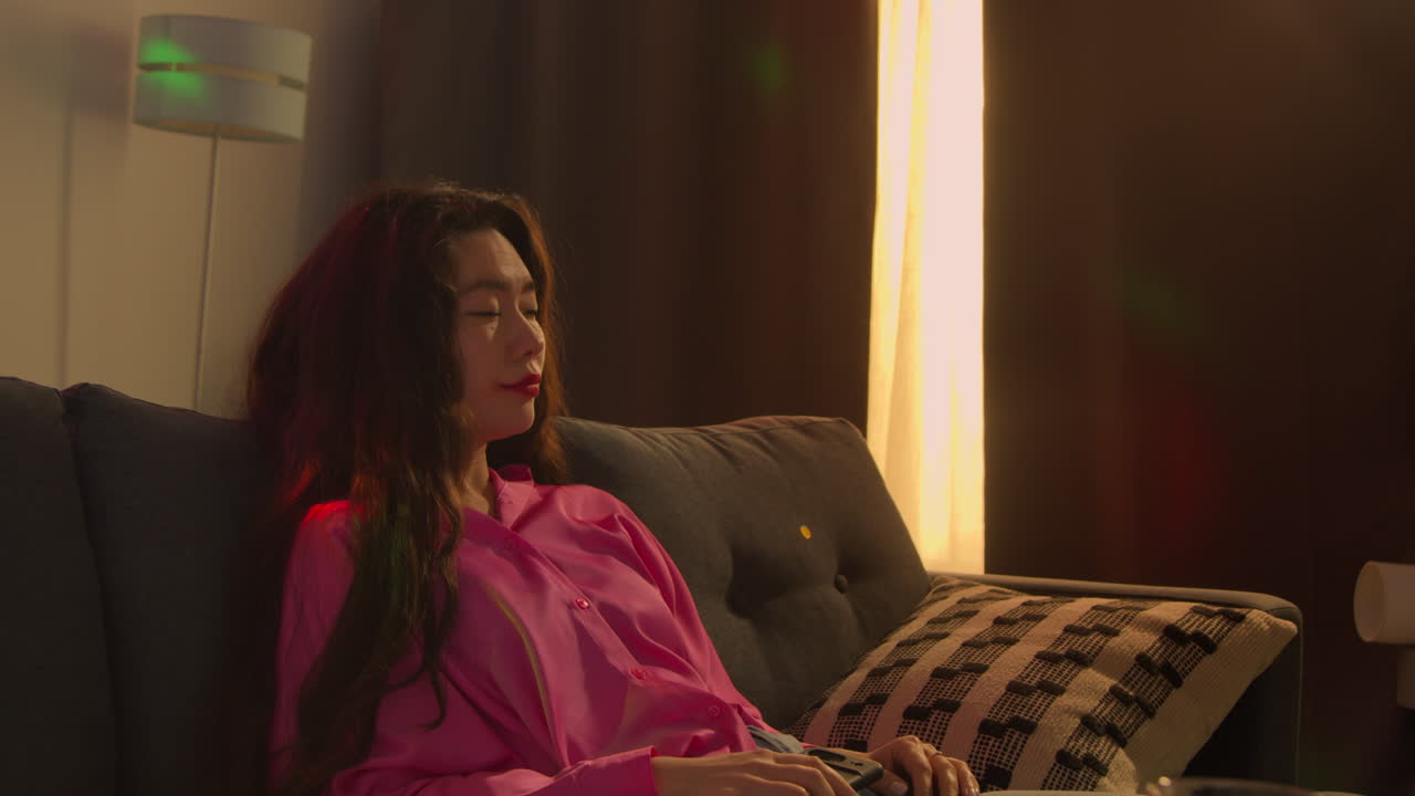 집 파티에서 알코올을 마신 후 소파에서 깨어난 여성은 숙취로 고통 받고 휴대 전화 메시지를 확인합니다.