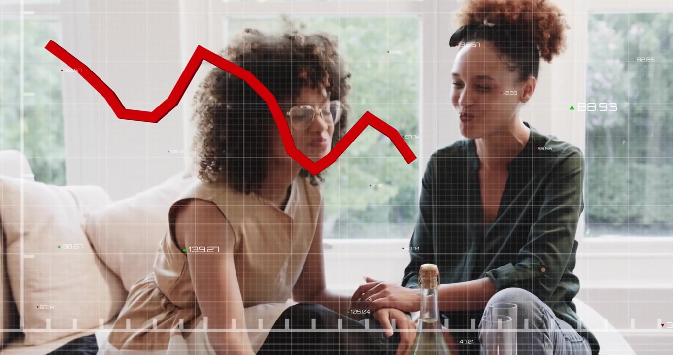 Donna dai capelli ricci che dà del formaggio al partner mentre un amico visualizza un grafico finanziario sullo smartphone.