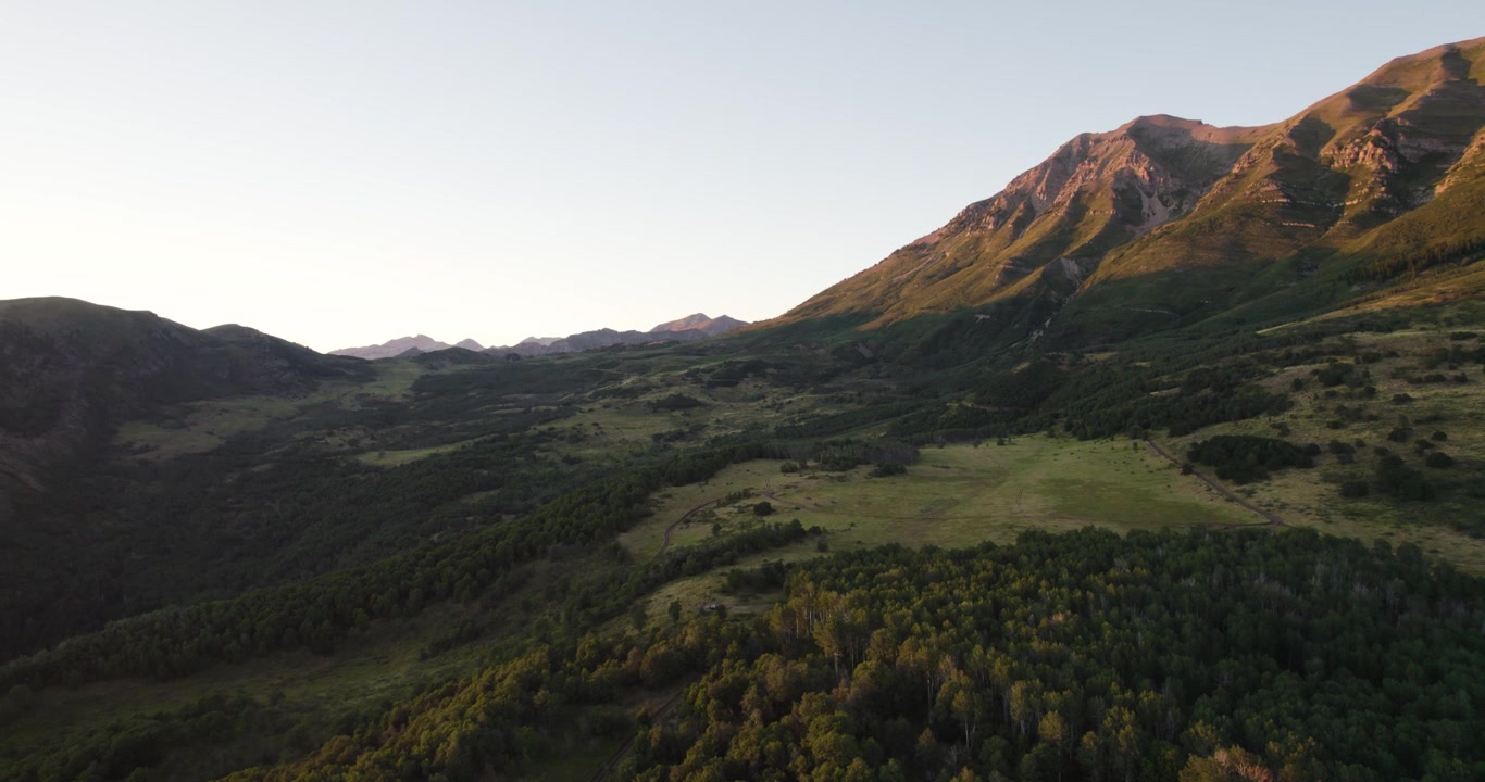 Splendida valle nelle Montagne Wasatch del American Fork Canyon nello Utah, ripresa aerea al tramonto.