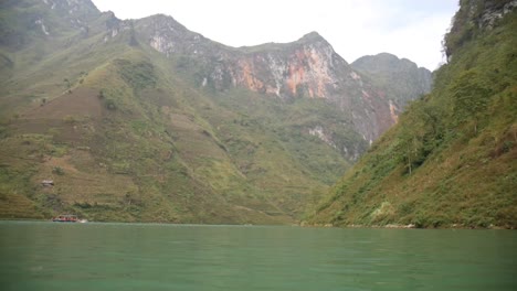 navegación en balsa pov en el acantilado del cañón de la montaña