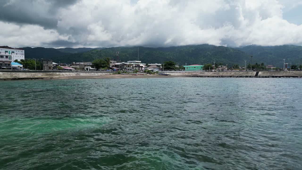 숨이 멎을 듯한 구름과 산악 배경이 있는 카탄두아네스 섬 해안을 따라 깨끗한 바다의 멋진 공중 전망