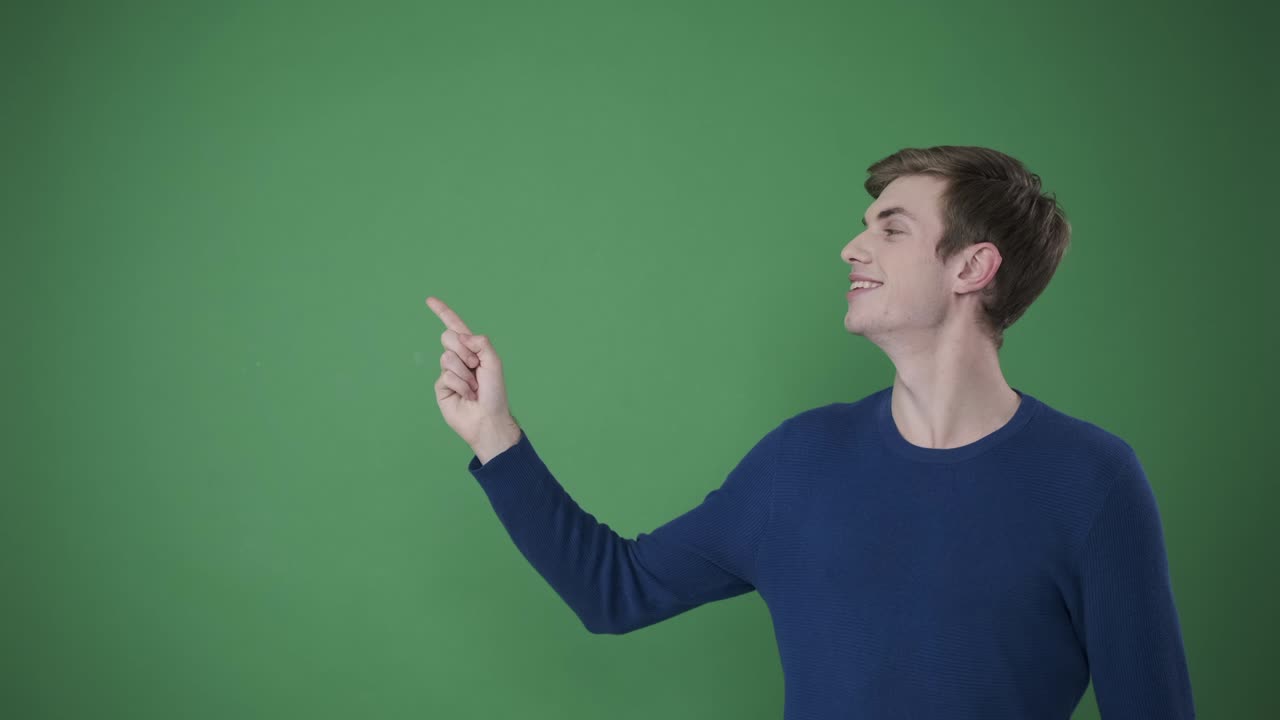 Uomo che indica con il dito uno spazio per il testo