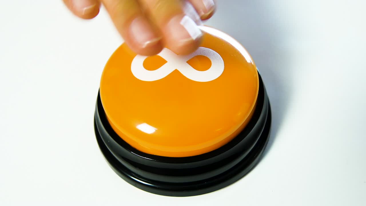donna che preme un pulsante lucido con il simbolo dell'infinito su sfondo bianco. simbolo matematico che rappresenta un numero infinitamente grande. concetto di ottenere qualcosa gratuitamente per sempre. lemniscate. no limit
