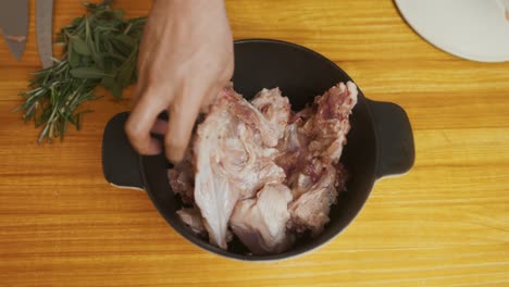 chef llenando la olla con carne de pavo y sopa de verduras como ingrediente