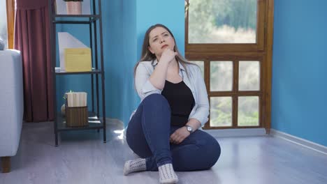 una joven pensativa junto a la pared.