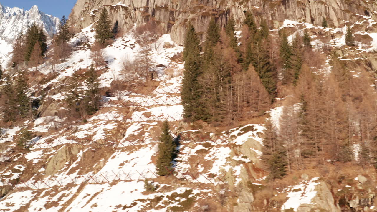 Vista aerea di bellissime montagne innevate contro un cielo azzurro limpido.