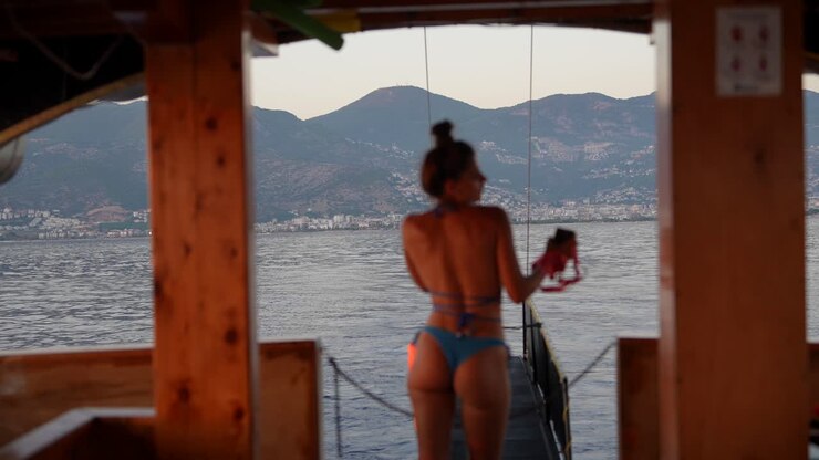 женщина в бикини на лодке