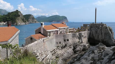 Antigua-Fortaleza-Veneciana-Y-Muro-De-Piedra-Junto-Al-Mar,-Casco-Antiguo,-Petrovac,-Montenegro