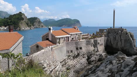 antigua fortaleza veneciana y muralla de piedra junto al mar, casco antiguo, petrovac, montenegro