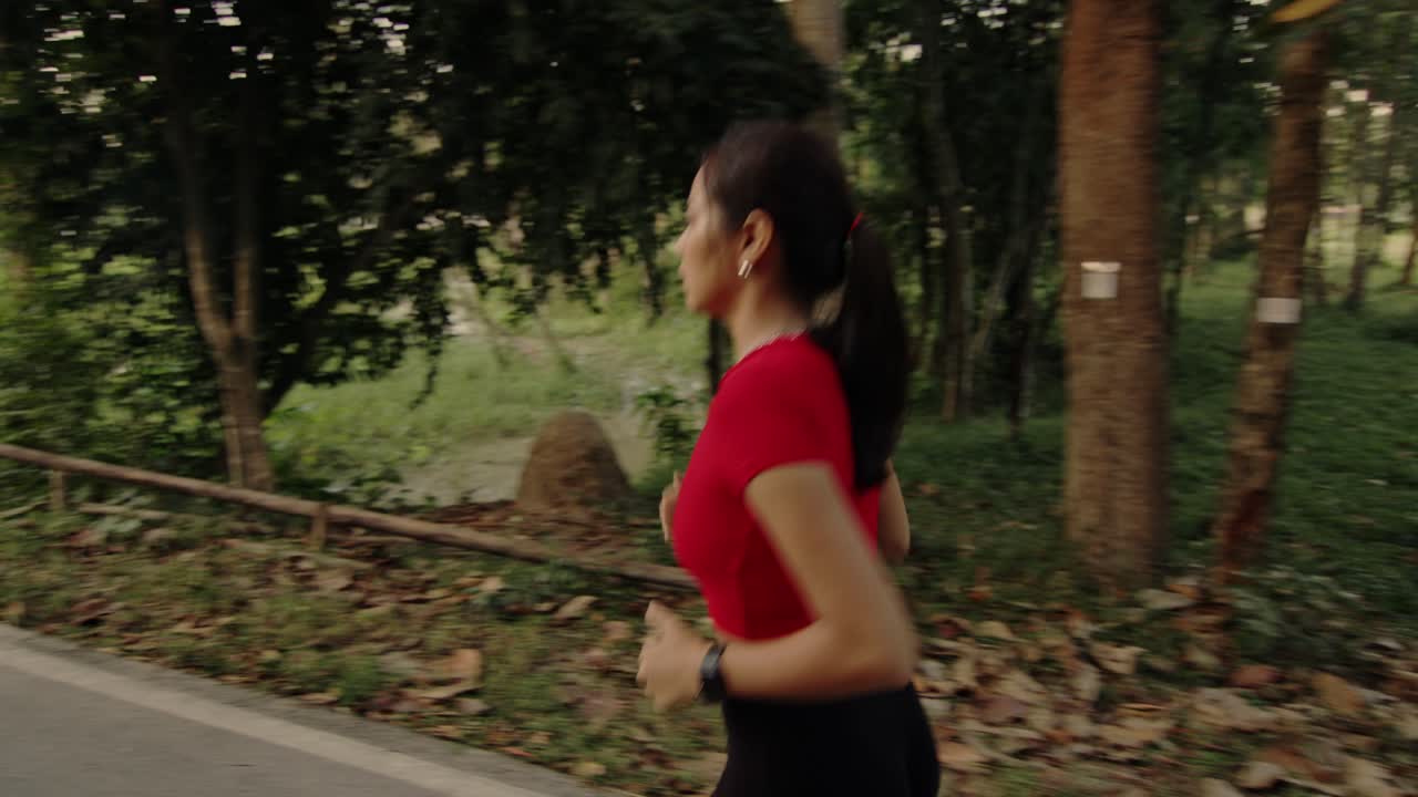 공원에서 달리는 여자